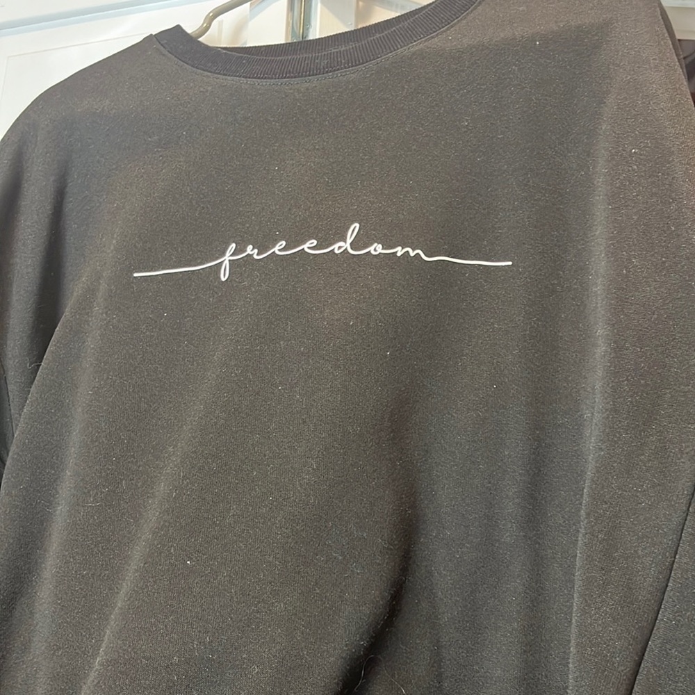 black crew neck “freedom” sweatshirt